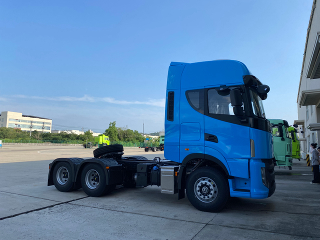 រចនាប័ទ្មអ៊ឺរ៉ុបដែលមានគុណភាពខ្ពស់ 6X4 អឺរ៉ូ 2 បានបន្សល់ទុកនូវកាតព្វកិច្ចខ្យល់ធ្ងន់ដោយដៃកៅអីអង្គុយរបស់ក្រុមហ៊ុនផលិតសមត្ថភាពផ្ទុកខ្ពស់